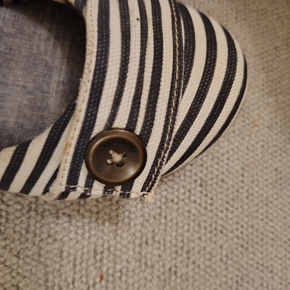 Dr Scholl's striped white and 💙 🔵 flats with button on top size 7.5 - Picture 5 of 5